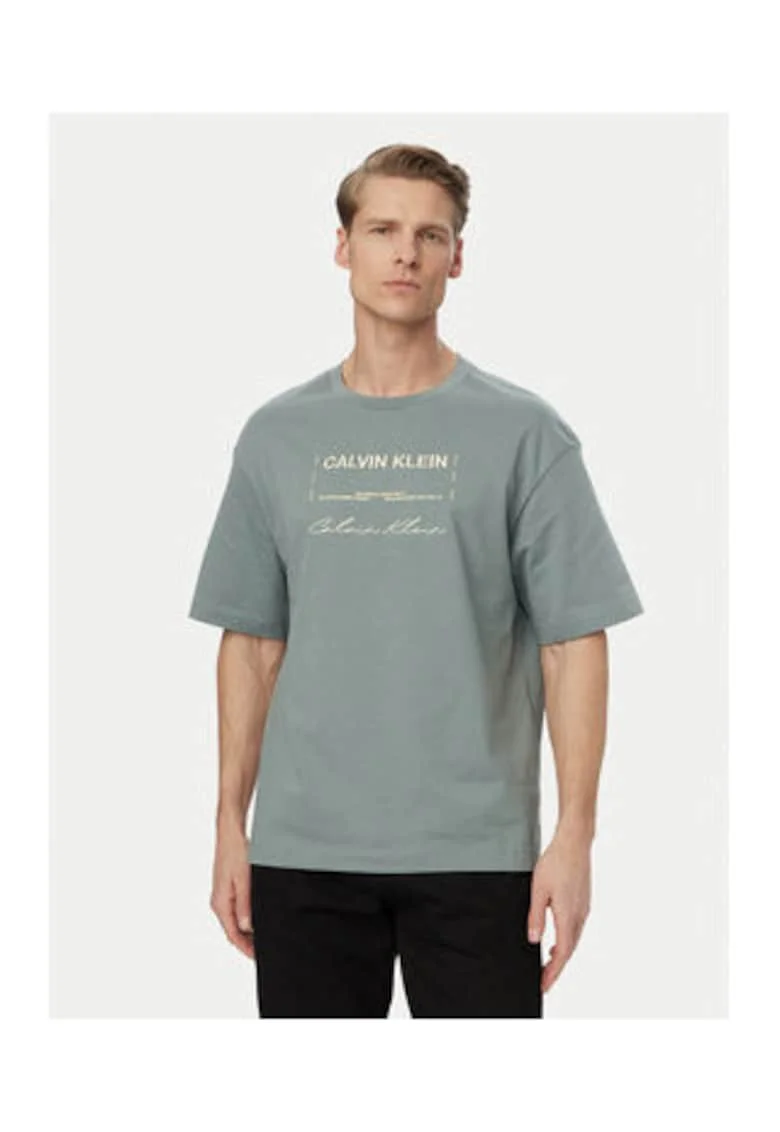 Tricou cu decolteu la baza gatului,