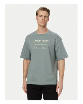 Tricou cu decolteu la baza gatului,