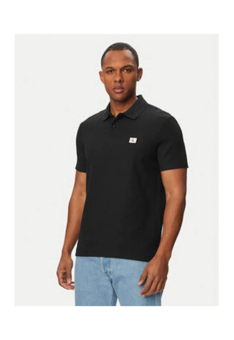 Tricou polo cu logo discret pe piept
