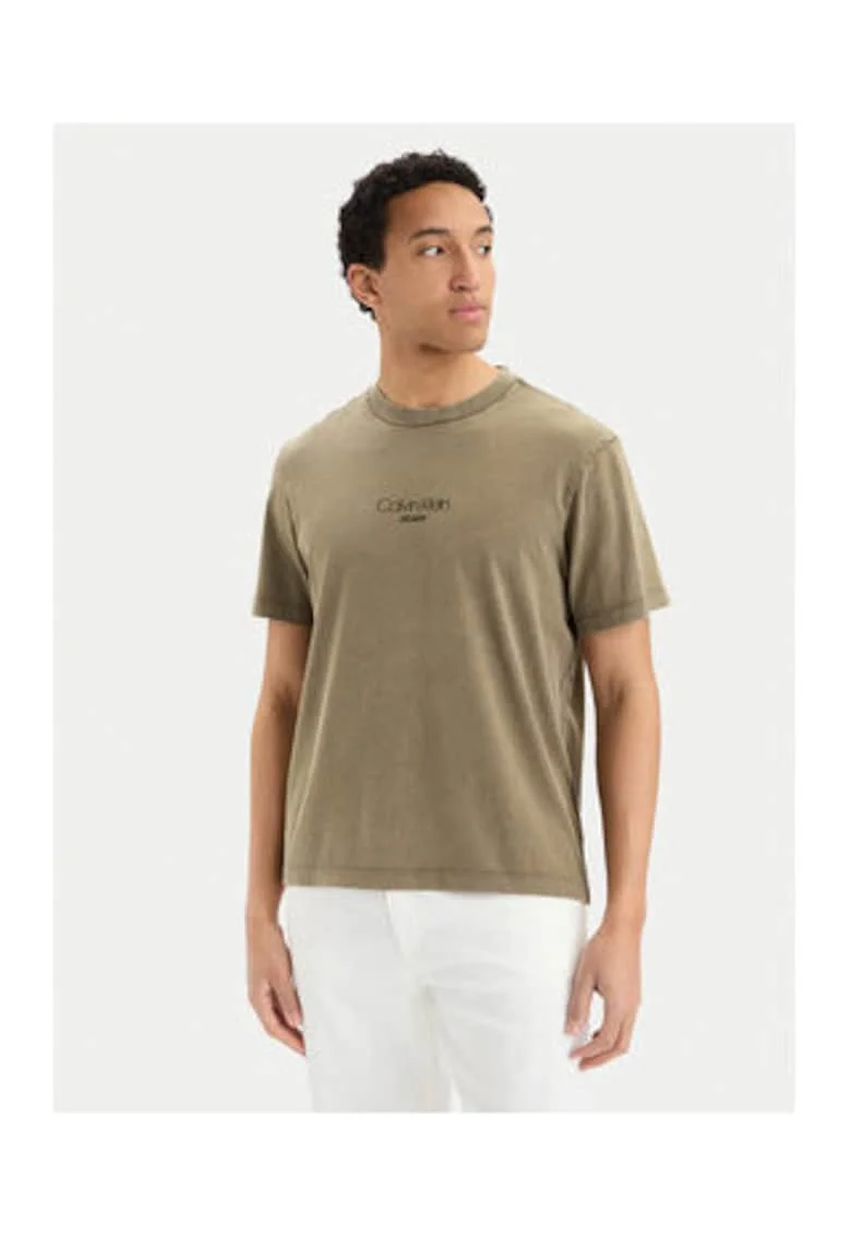 Tricou cu decolteu la baza gatului si logo pe piept