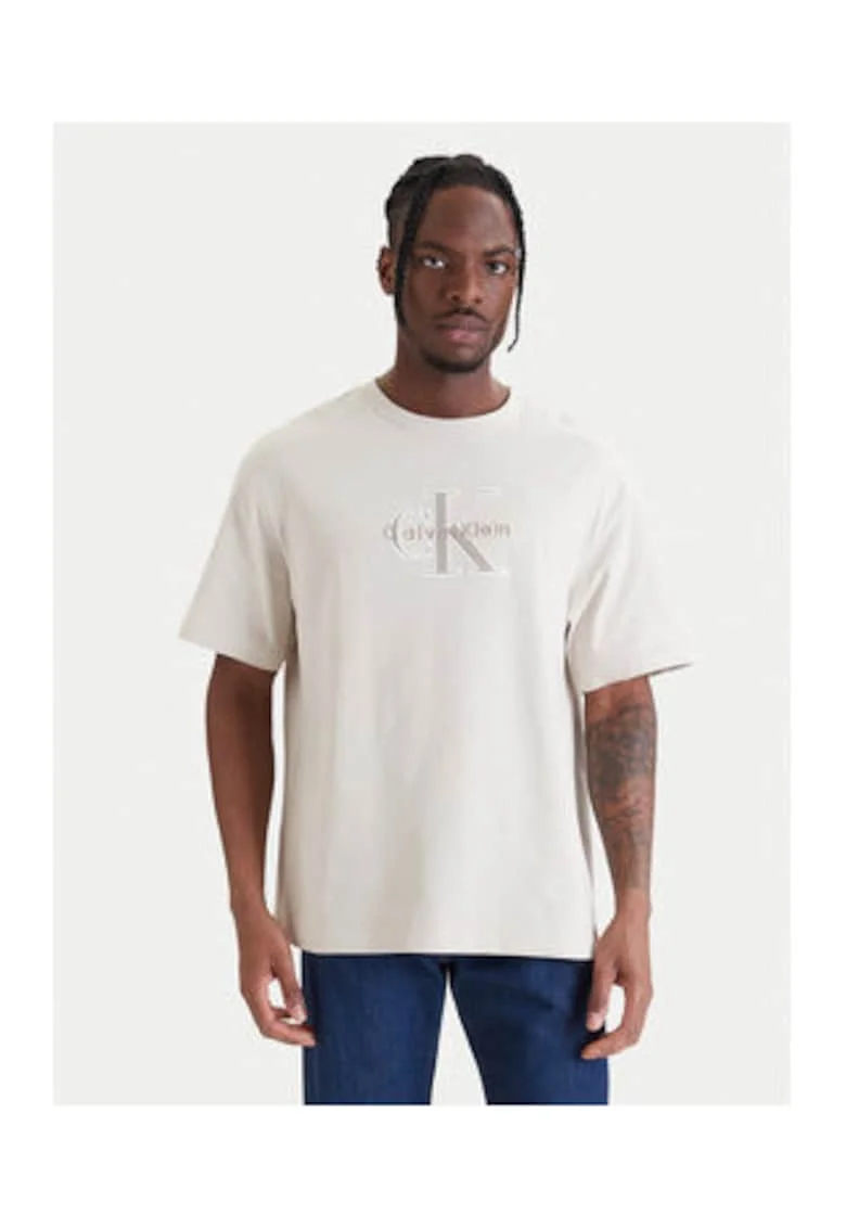 Tricou cu decolteu la baza gatului si logo brodat