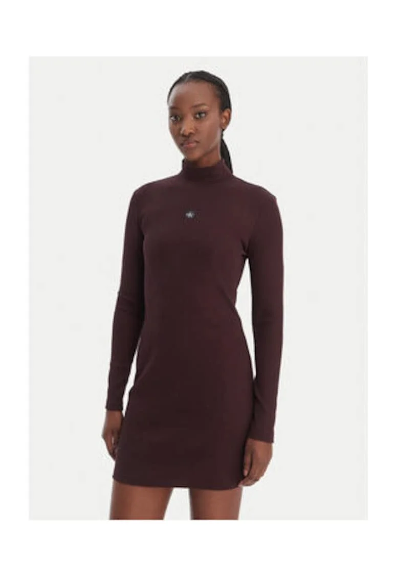 Rochie tricotata cu guler inalt,