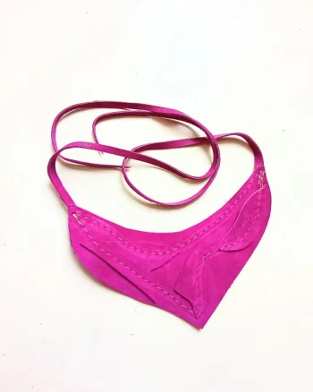 Colier fuchsia din piele naturala lucrat manual , festiv