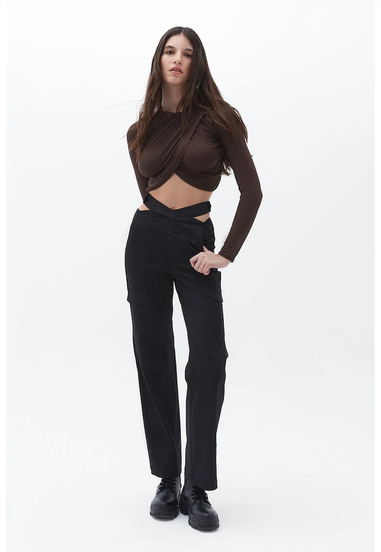 Pantaloni cu decupaje, Negru