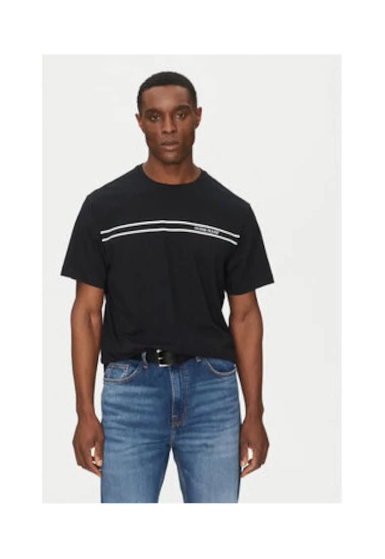 Tricou cu decolteu la baza gatului si dungi contrastante pe piept