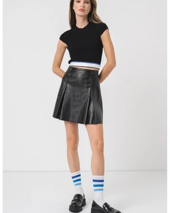 Tricou crop cu decolteu la baza gatului, Negru