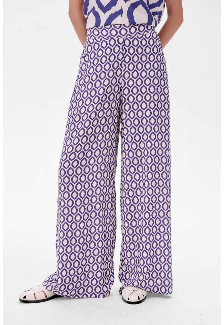 Pantaloni cu croiala ampla si model grafic