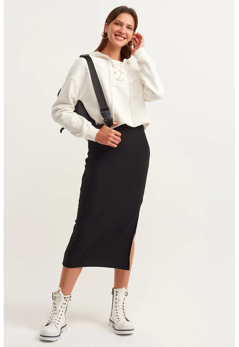 Fusta striata cu slit lateral, Negru