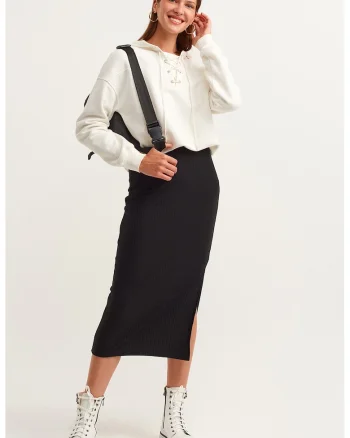 Fusta striata cu slit lateral, Negru