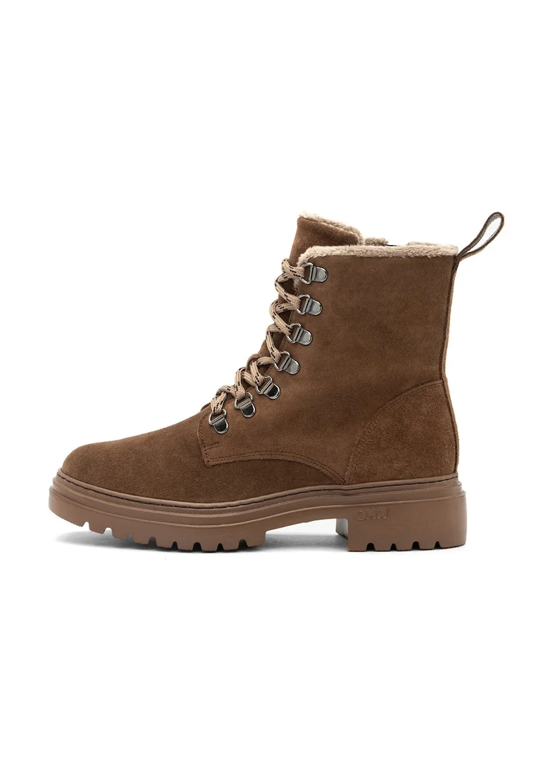 Ghete de piele, Maro