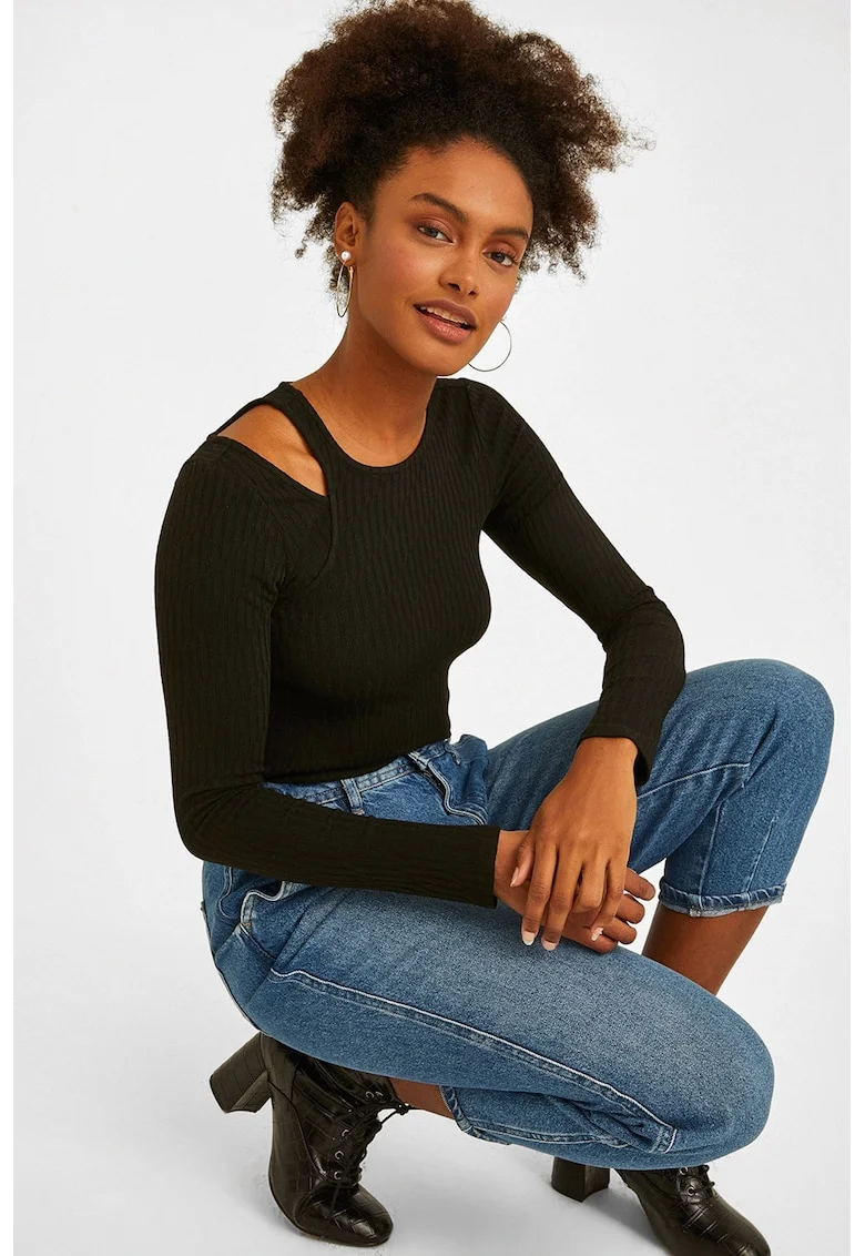 Bluza cu decupaj pe umeri, Negru