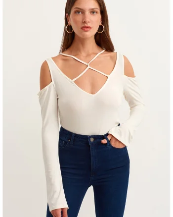 Bluza cu decupaje pe umeri si barete frontale incrucisate, Alb murdar
