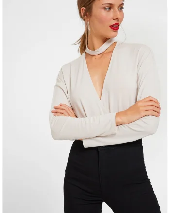 Bluza cu decolteu cache-coeur si decupaj, Crem