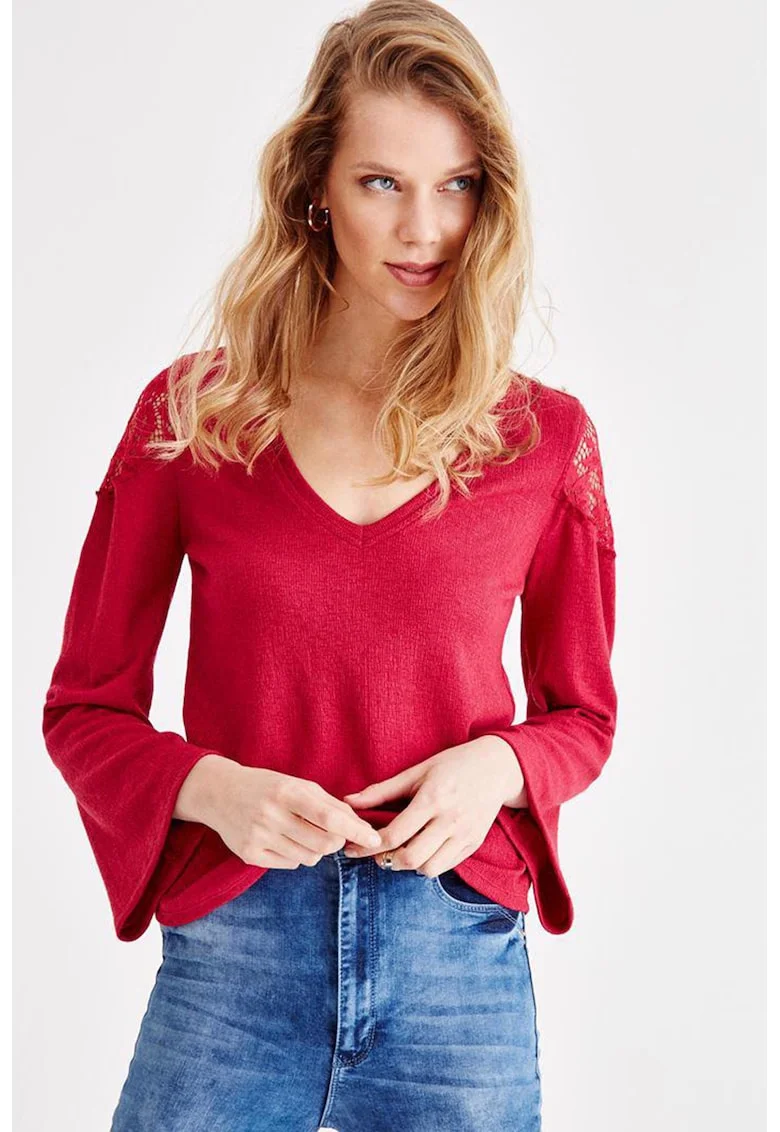 Bluza cu decolteu in V, maneci evazate si detalii brodate, Rosu