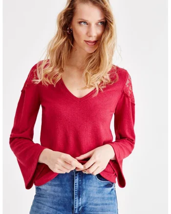 Bluza cu decolteu in V, maneci evazate si detalii brodate, Rosu