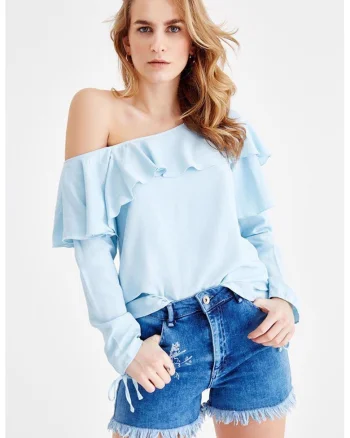 Bluza cu volane si decolteu pe un umar, Albastru pal