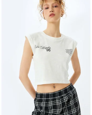 Tricou crop cu imprimeu text, Alb murdar