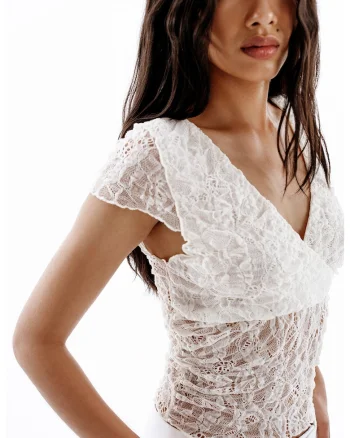 Tricou cu decolteu in V si broderie, Alb