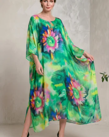 Rochie lunga din matase vaporoasa, croi lejer oversize tip kaftan, imprimeu artistic pe fond verde