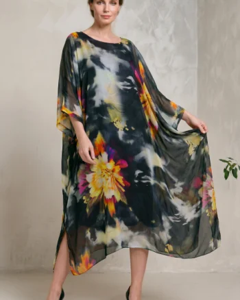Rochie lunga din matase vaporoasa, croi lejer oversize tip kaftan, imprimeu artistic pe fond negru