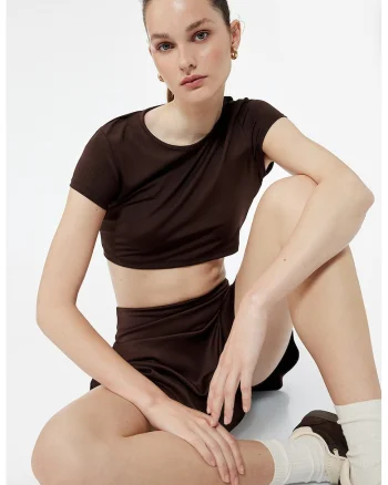 Tricou crop cu decolteu la baza gatului, Maro