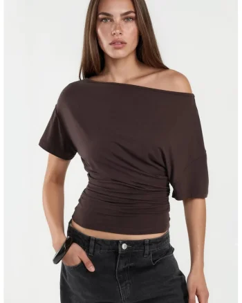 Tricou dama,  top tricotat scurt, guler asimetric, maro, viscoza
