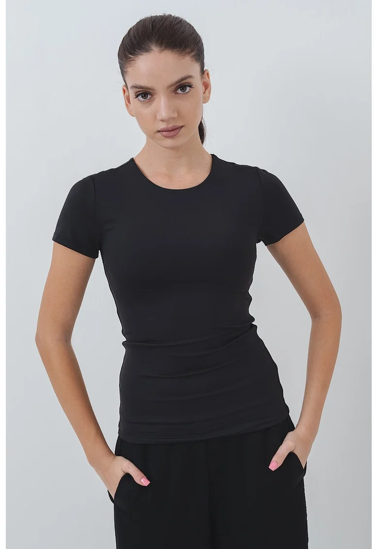 Tricou slim-fit cu decolteu la baza gatului, Negru