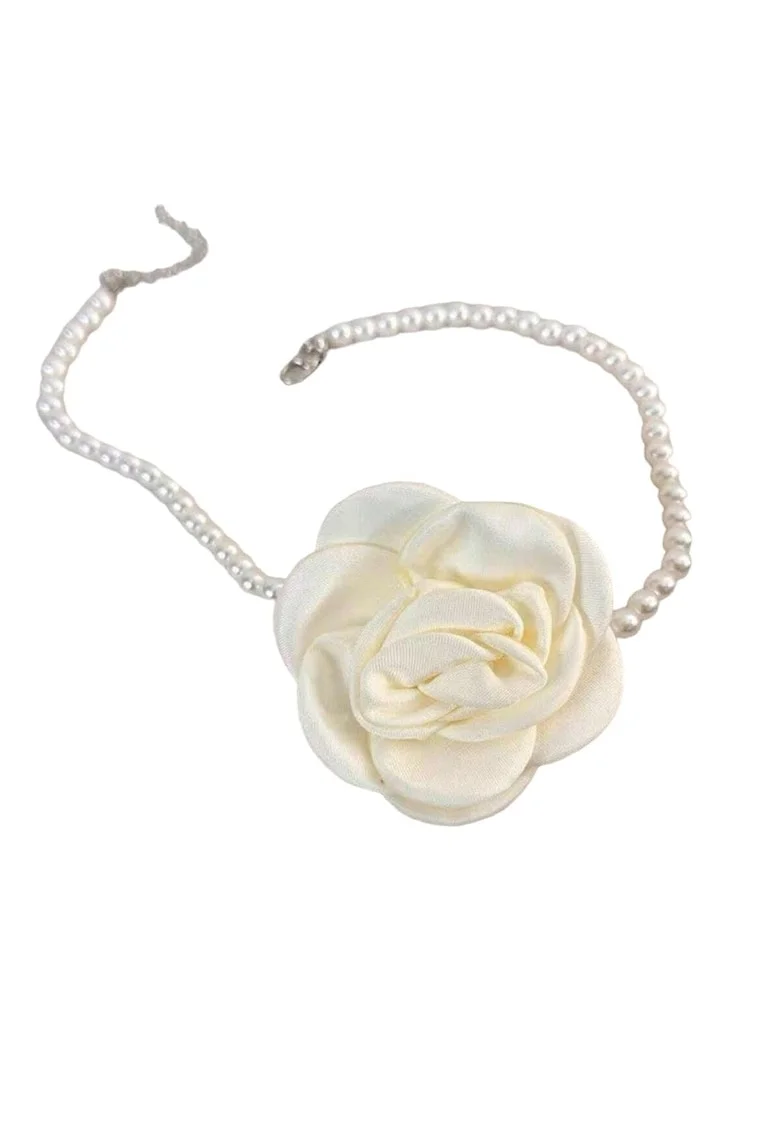 Colier choker, cu perle si floare alb unt, Bedine C14,