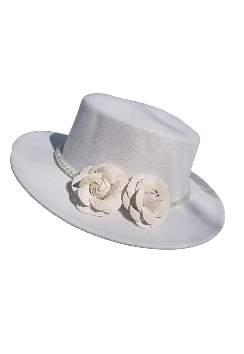 Palarie alba, stil canotiera, handmade, cu flori si perle, Semina