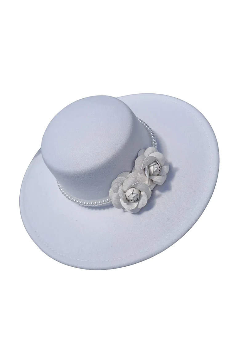 Palarie alba, stil canotiera, cu bor lat, handmade, cu flori si perle, Serafina