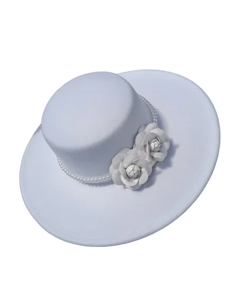 Palarie alba, stil canotiera, cu bor lat, handmade, cu flori si perle, Serafina