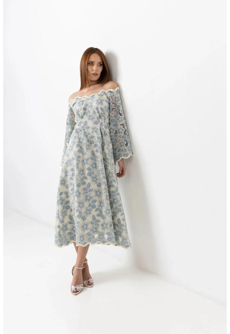 Rochie cu umeri decupati din vascoza bleu cu broderie sparta