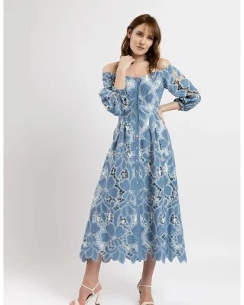 Rochie midi cu umeri decupati din denim cu broderie sparta