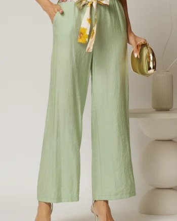 Pantaloni verde fistic din viscoza cu croi lejer si cordon cu print