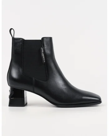 Botine din piele cu varf patrat si logo in relief pe toc, Negru