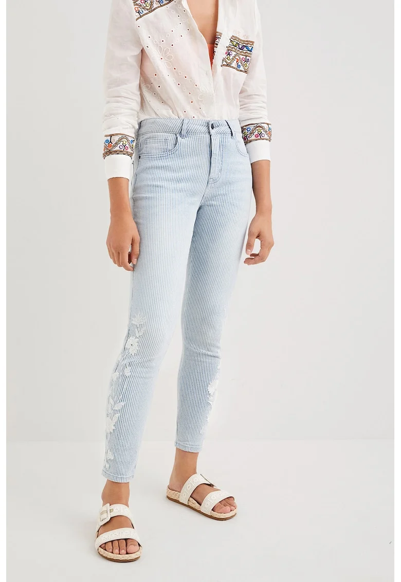 Blugi skinny in dungi cu broderie florala, Alb/Albastru deschis
