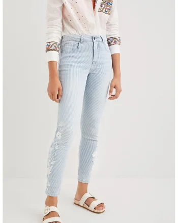Blugi skinny in dungi cu broderie florala, Alb/Albastru deschis