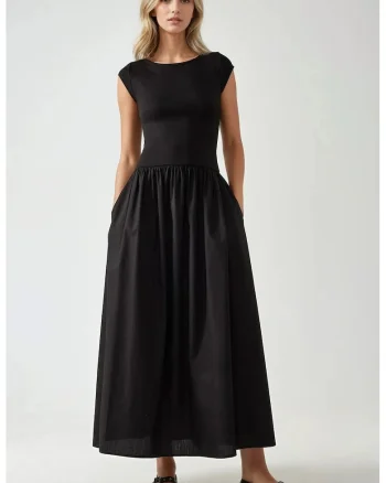 Rochie maxi,  decolteu tip barca, croiala in forma de A, neagra, textil