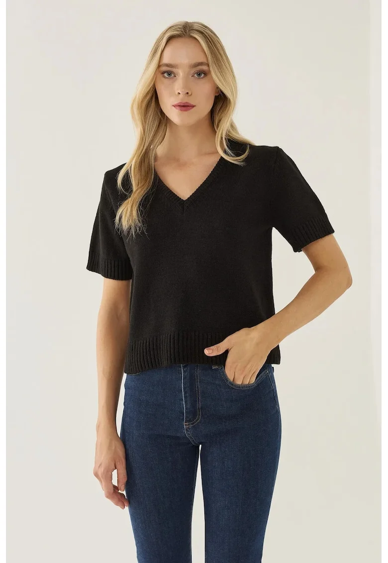 Pulover tricotat,  maneca scurta, decolteu in V, negru, acril