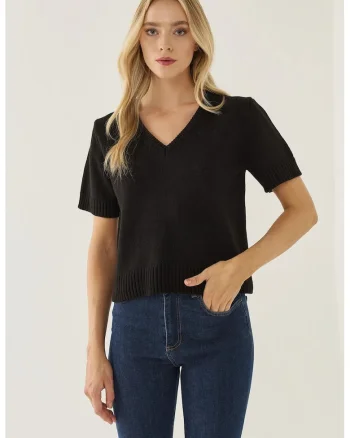 Pulover tricotat,  maneca scurta, decolteu in V, negru, acril