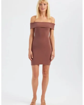 Rochie mini,  mulata, umeri goi, maro, textil