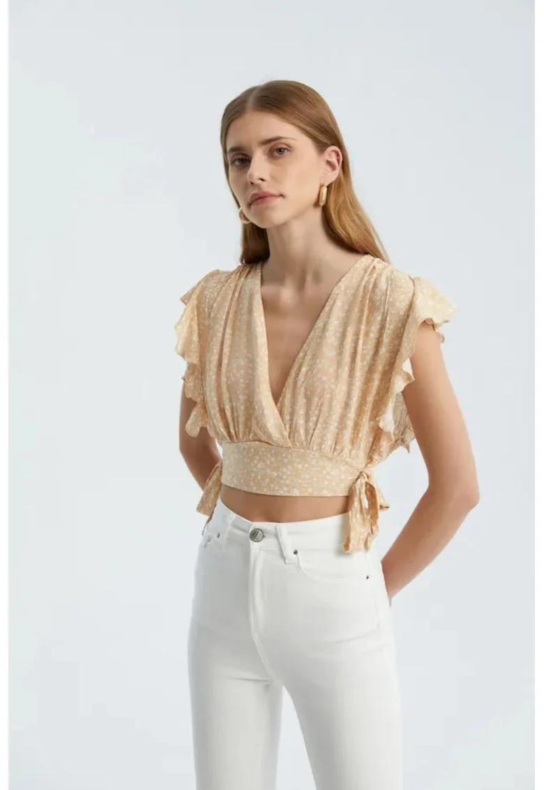 Top scurt,  decolteu in V, nod lateral, bej, textil