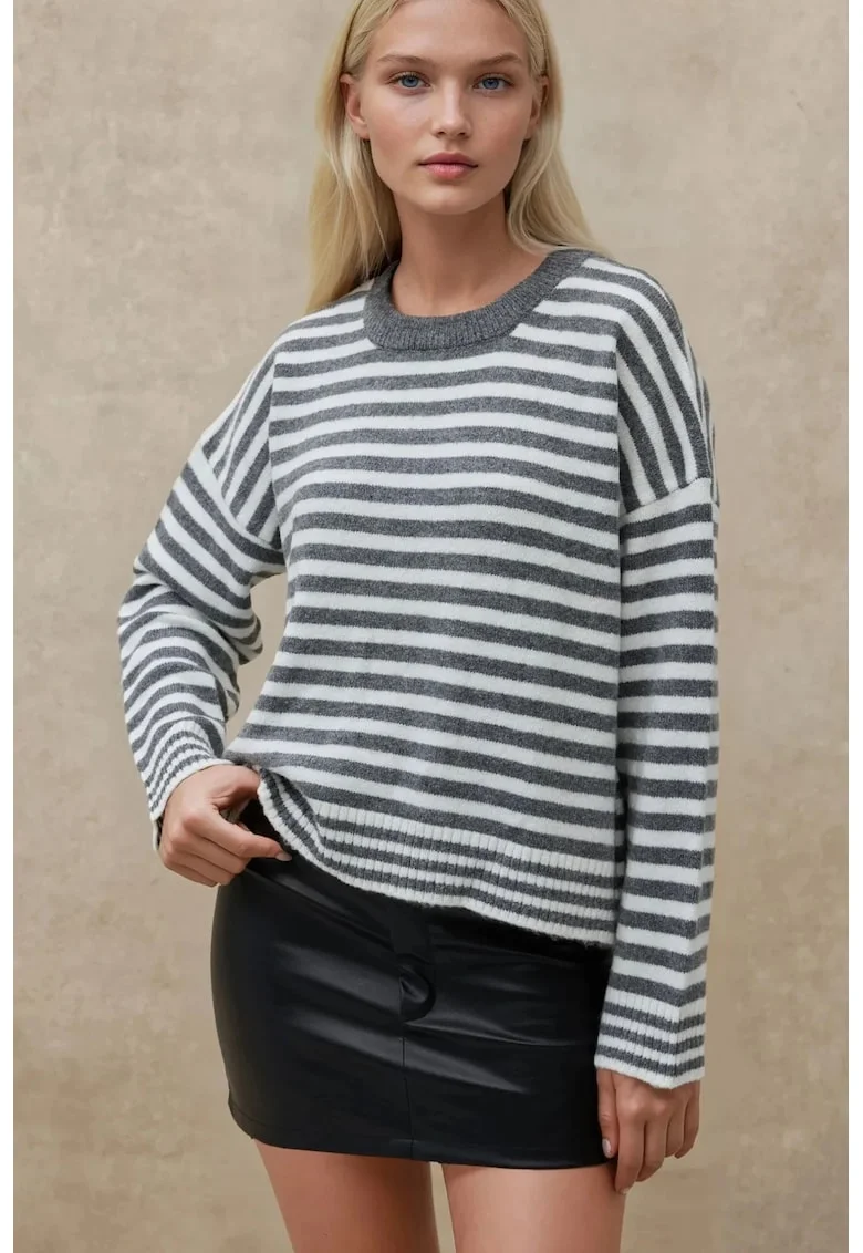 Pulover dama  supradimensionat cu guler rotund, dungi, moale la atingere, alb gri, tricot