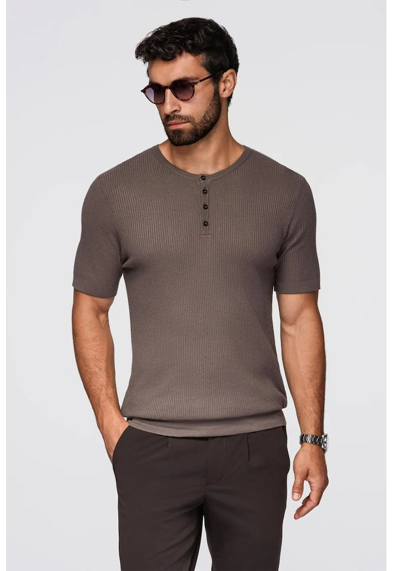 Tricou slim fit cu striatii si decolteu henley, Maro taupe