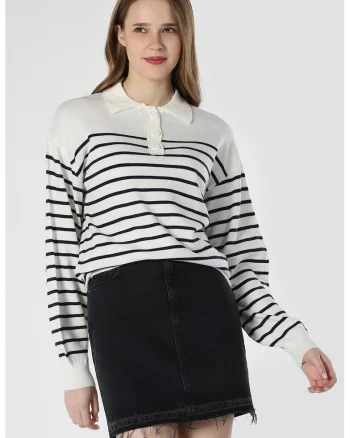 Pulover cu model in dungi si guler ascutit, Alb/Bleumarin