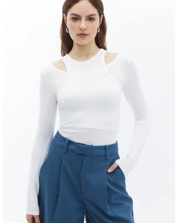 Bluza uni cu decolteu la baza gatului, Alb