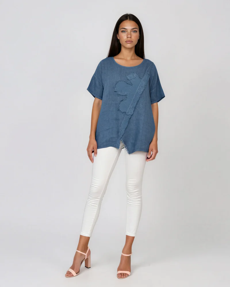 Bluză largă din in cu flori aplicate și franjuri albastru-jeans - Unica S-L
