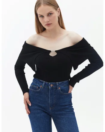 Pulover cu decolteu pe umeri, Negru