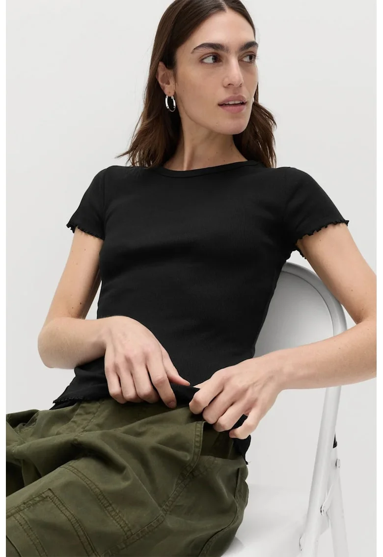 Tricou slim fit cu decolteu la baza gatului, Negru