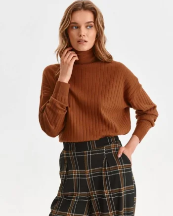 Pulover cu guler inalt si model uni